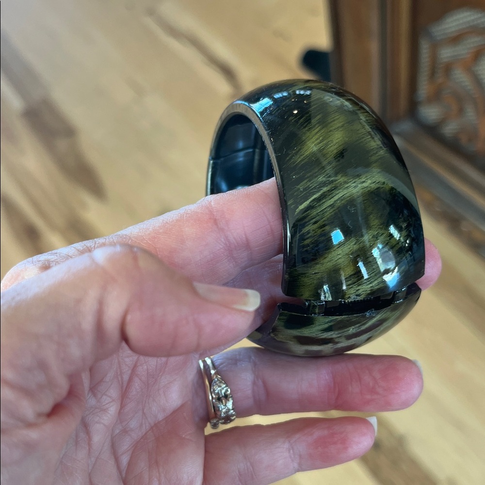 Green Chunky Bangle Bracelet - Picture 2 of 9
